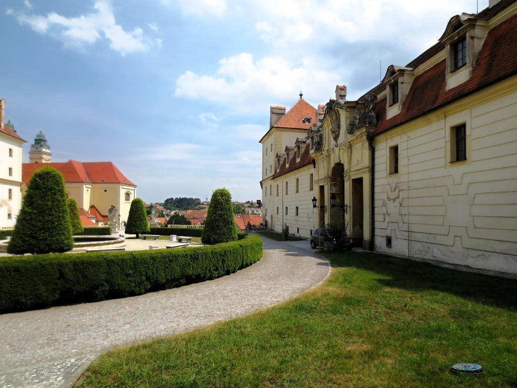 Hotel Hubertus Valtice Extérieur photo
