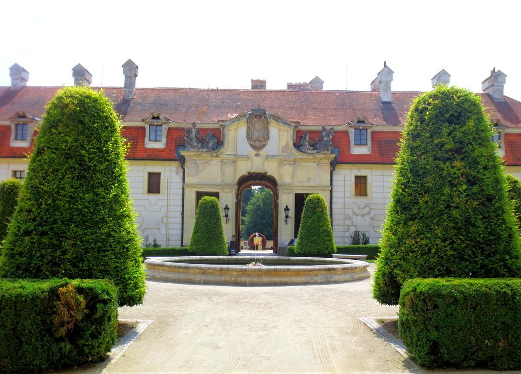 Hotel Hubertus Valtice Extérieur photo