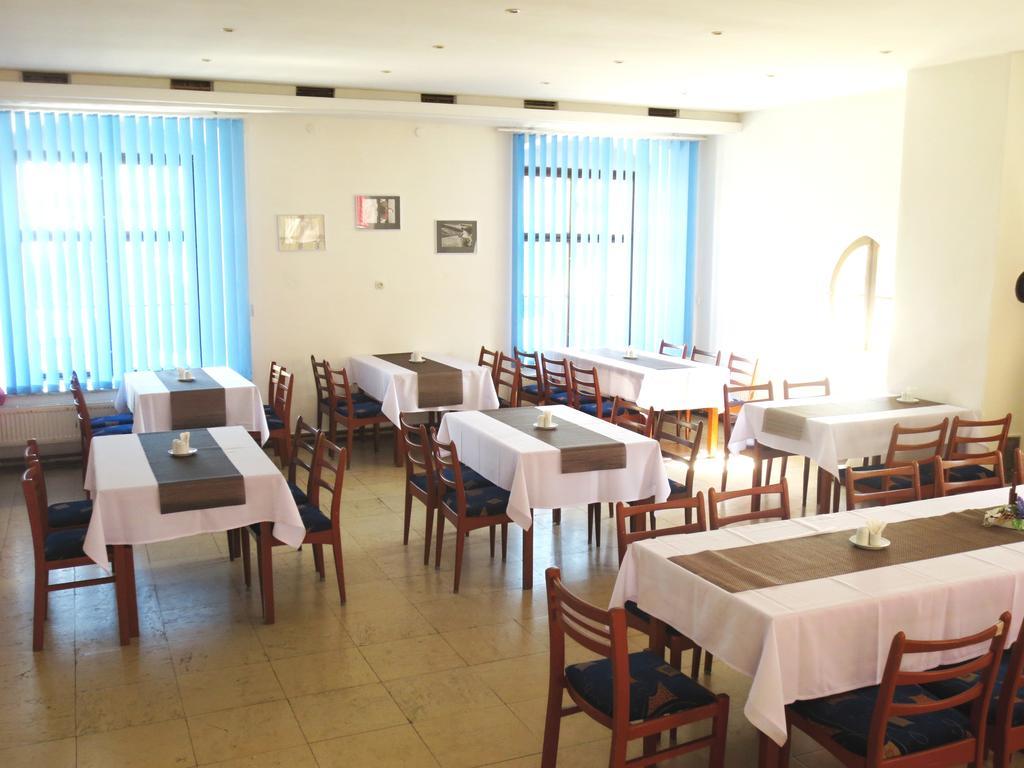 Hotel Hubertus Valtice Extérieur photo