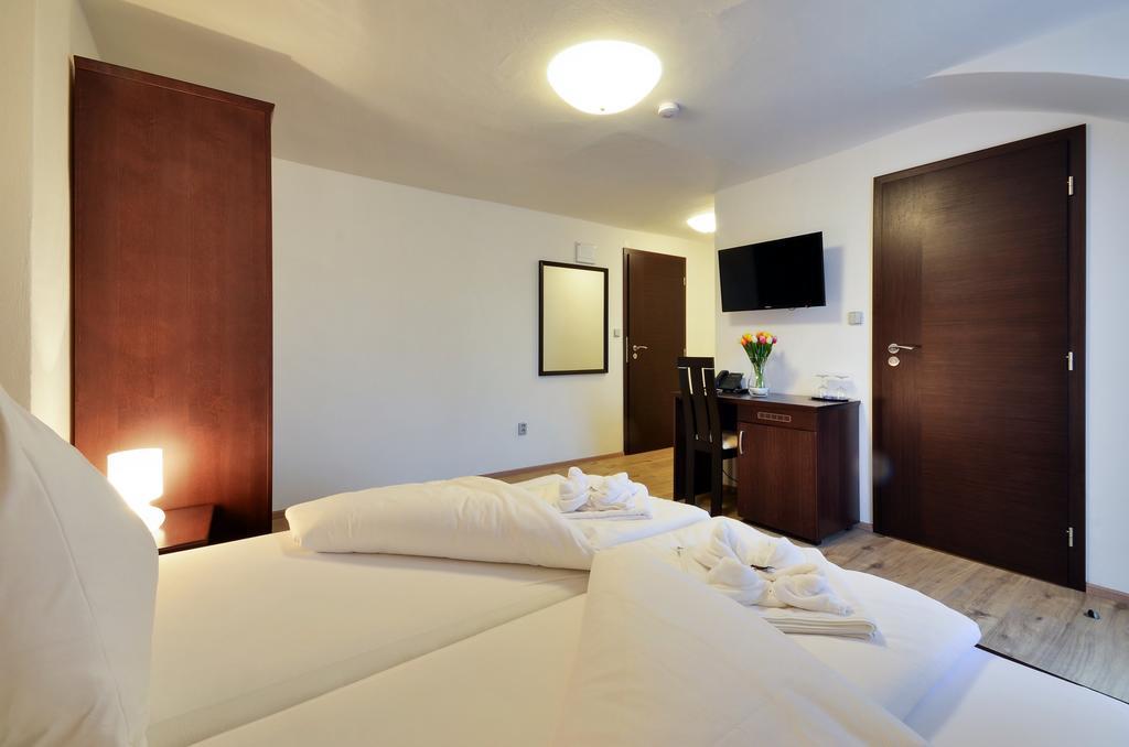 Hotel Hubertus Valtice Extérieur photo