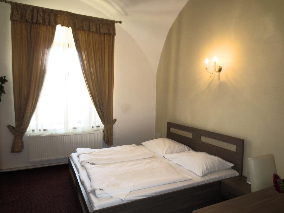 Hotel Hubertus Valtice Extérieur photo